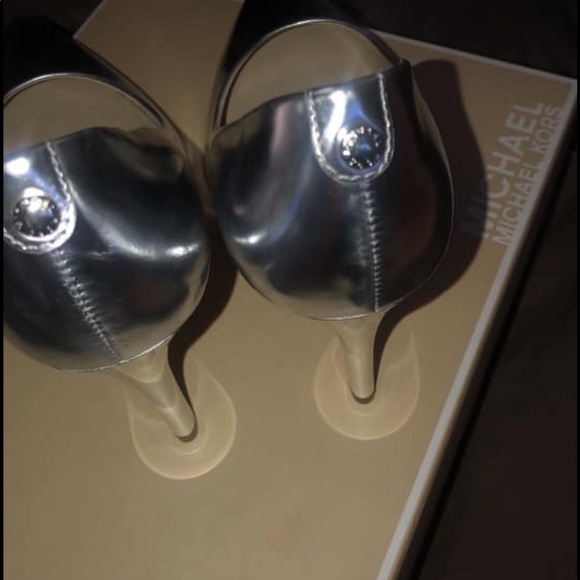 Michael kores silver pumps size 8 never worn - Picture 1 of 8